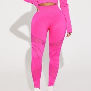 Seamless laser cut mid-rise leggings. NWT (S/M)